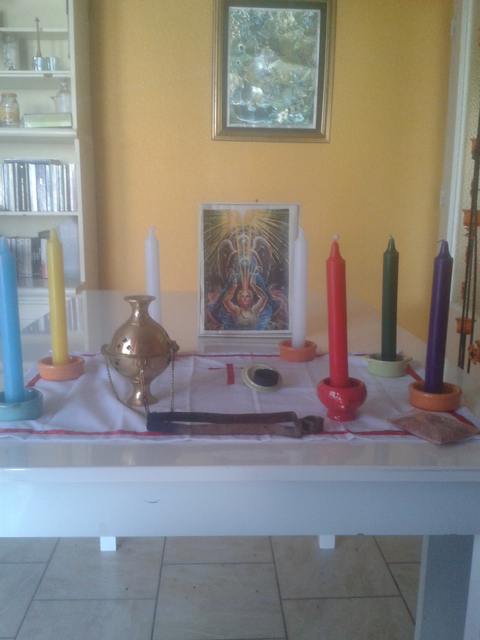 Une table sur laquelle est disposé des ustensiles de magie