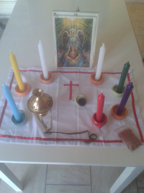 Une table sur laquelle est disposé des ustensiles de magie