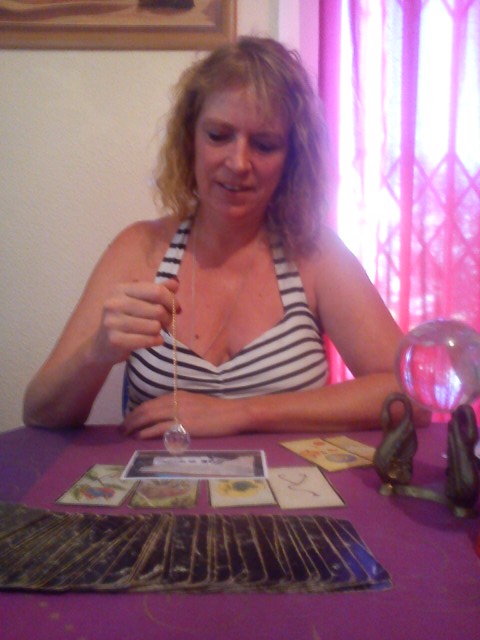 Christaline tirant les cartes